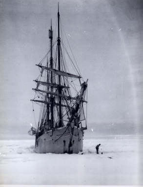 L'expédition "Belgica" en Antarctique (photo aux environs de 1900): le "Belgica" pris dans les glaces du Pôle.