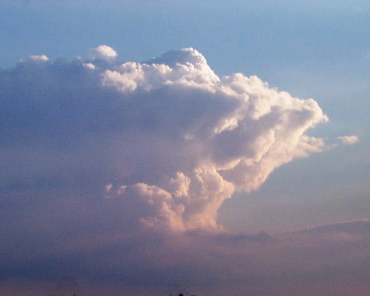 Onweer is altijd verbonden aan het ontstaan van een cumulonimbus