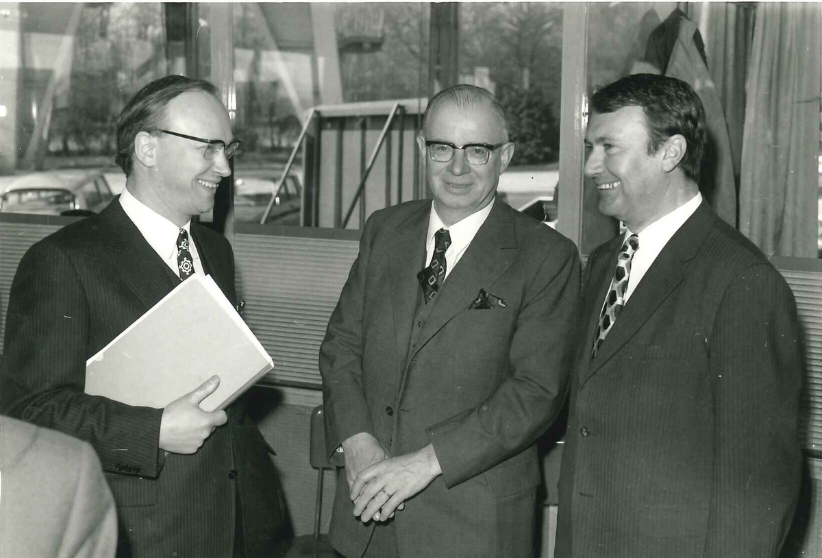 Jean-Louis Vanhamme en compagnie d'André Vandenplas au centre, directeur de l'IRM de 1971 à 1979, et d'Armand Pien à droite, aussi prévisionniste de l'IRM et célèbre présentateur météo sur les médias publics néerlandophones.