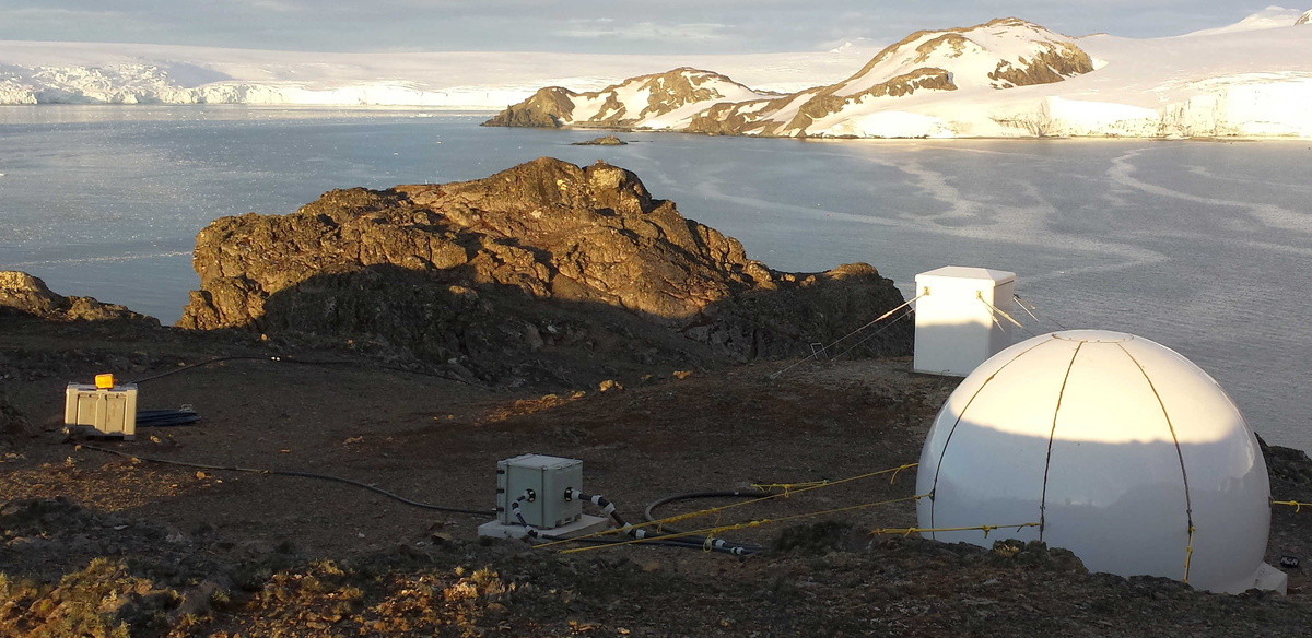 Figuur B. Het magnetisch observatorium op het Livingston-eiland. De GYRODIF zal geplaatst worden in de antennekoepel op de voorgrond.