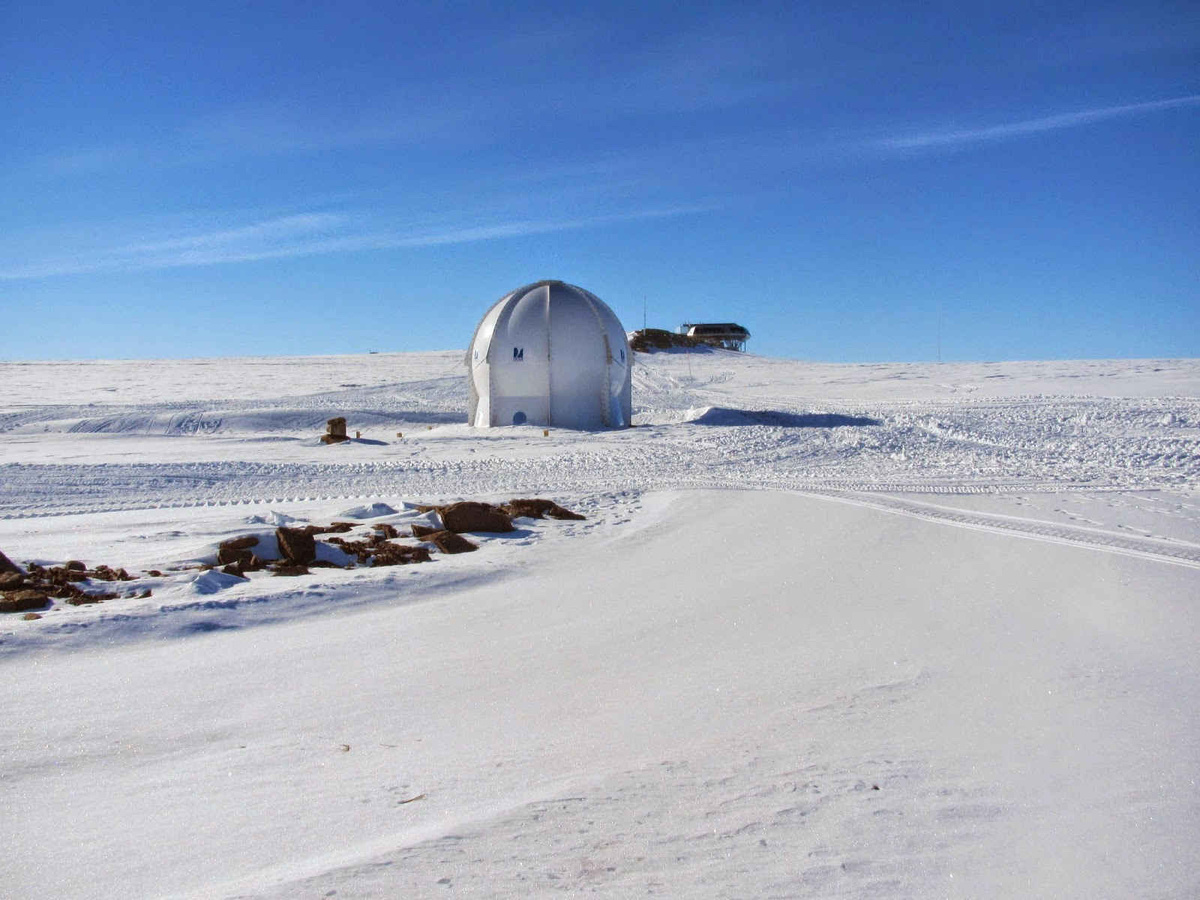 Le nouvel observatoire magnétique de l'IRM, installé dans un radôme à quelques centaines de mètres de la station Princess Elizabeth, au pied du mont Utsteinen.