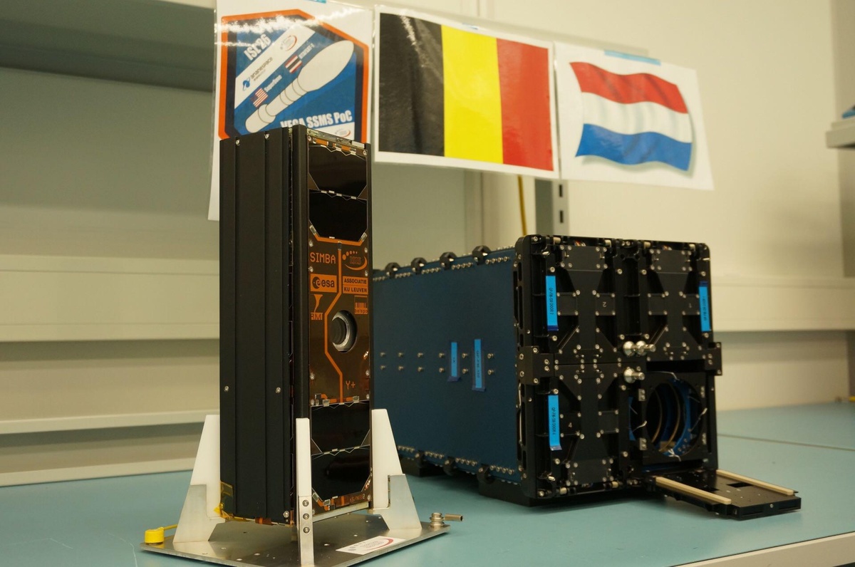 SIMBA testé et prêt pour le lancement. A droite, le container de lancement des satellites. Une des quatre portes est ouverte afin d'accueillir SIMBA.