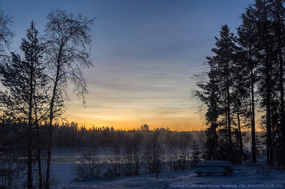 Photo de nuages nacrés au-dessus de Sodankylä (Laponie, Finlande) le 27 novembre 2019 (photo de Thomas Ulich). Parce que les cristaux de glace dans ce type de nuages sont si petits, la réflexion du crépuscule du soleil produit de belles scènes aux couleurs arc-en-ciel.