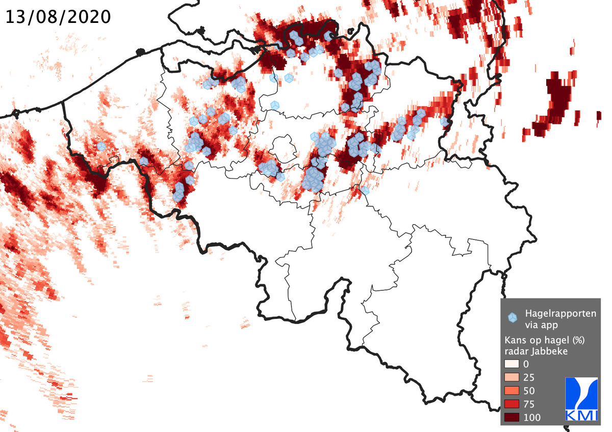 De hageldetectie door de radar van Jabbeke (rode kleur) op 13 augustus 2020 samen met de hagelwaarnemingen verzameld via de mobiele applicatie (lichtblauwe kleur).