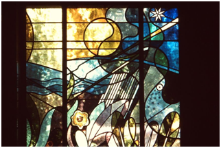 Un vitrail, placé au premier étage, est orné de motifs liés à la météorologie et au rayonnement
