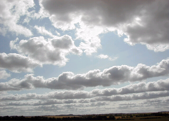 Cumuluswolken zijn het resultaat van convectie. Bij veel wind kunnen deze wolken zich aan de wind optrekken en zogenaamde wolkenlagen vormen.