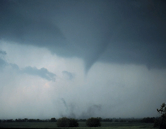 Op deze foto's (bron NOAA) is er ook sprake van een tornado. De stofwolk, die een zeer goede indicat