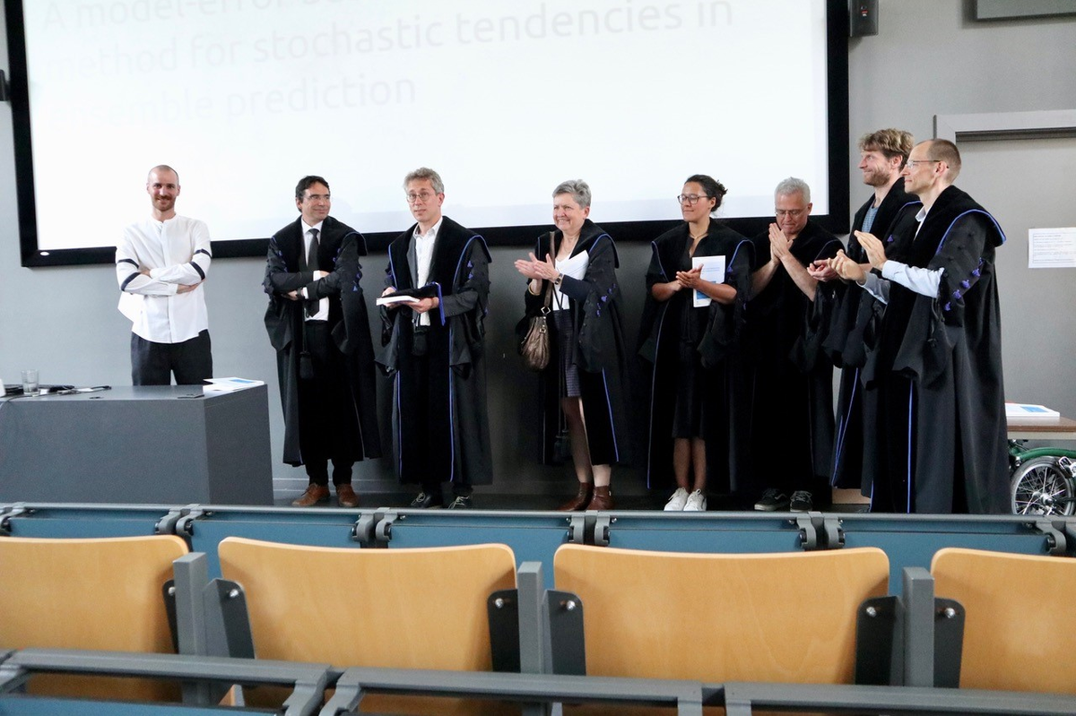 Dr Michiel Vanginderachter (uiterst links) tijdens zijn publieke doctoraatsverdediging aan de UGent (5 Juni 2023)