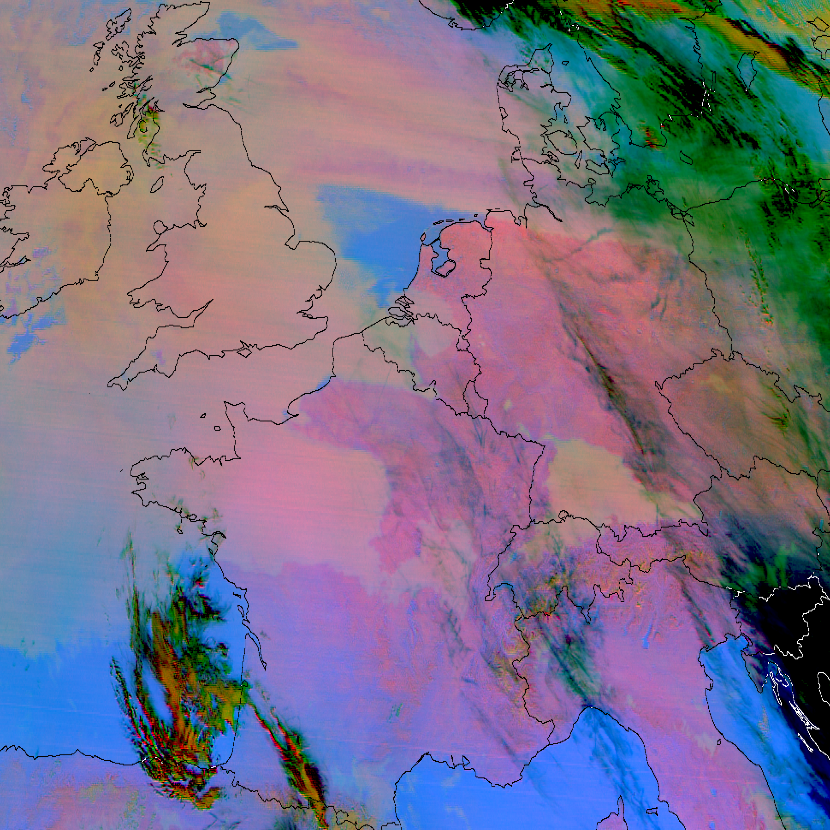 Infrarood composietbeeld met duidelijke condensatiesporen van Noord-Italië tot België over het oosten van Frankrijk.