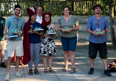Les cinq lauréats du concours pour les étudiants de cette année organisé dans le cadre de la 19ème édition des « Castle Meetings » sur le thème « Nouvelles tendances en magnétisme des roches, paléomagnétisme et magnétisme environnemental ». Jirka Verleysen, chercheuse à l’IRM et doctorante à l’université de Gand, est la deuxième à partir de la droite.