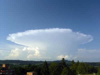 Le cumulonimbus capillatus peut prendre une forme d’enclume.