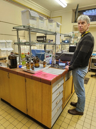 Roeland Van Malderen, verantwoordelijke voor het Quality Assurance and Science Activity Centre voor ozonsonde, hier in het voorbereidingslabo voor ozonsondes te Ukkel.
