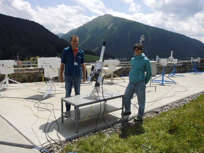 Le nouvel instrument BTS-Solar entre les collègues de l’IRM Alexander Mangold et Natacha Pezzetti.