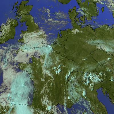 Kleursamenstelling van zonnekanalen met onweersontwikkeling in Noord-Frankrijk.