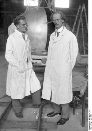 Auguste Piccard met zijn assistent Paul Kipfer (1905-1980)