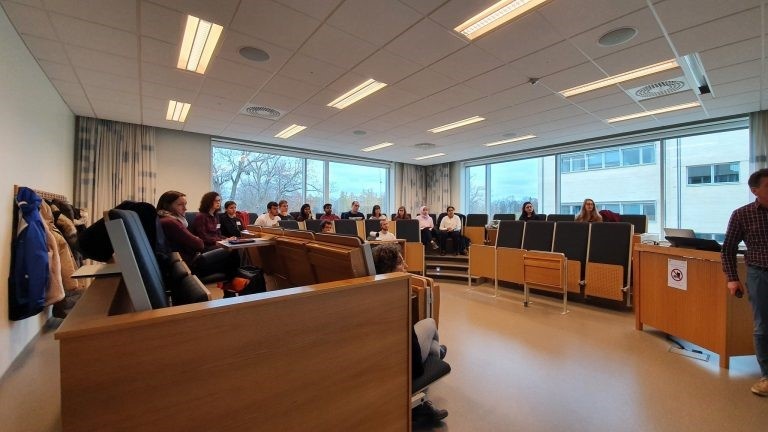 Foto 2 : Doctorandi en promotoren aan de universiteit van Uppsala in Zweden tijdens de eerste opleidingsbijeenkomst van het ‘EDIPI’ project dat doorging van 15 tot 19 november 2021 (op dat moment lieten de COVID-19 beperkingen in Zweden een fysieke meeting toe).