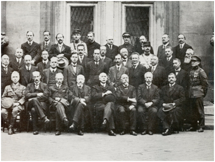 De deelnemers aan de Internationale Meteorologische Conferentie gehouden te Parijs in 1919. Jules Jaumotte staat uiterst rechts in Belgisch militair uniform met zijn onderscheidingen. Fernand Jacobs bevindt zich in de derde rij, tweede rechts.