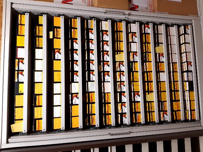Les microfilms et microfiches dans les caves de l’IRM